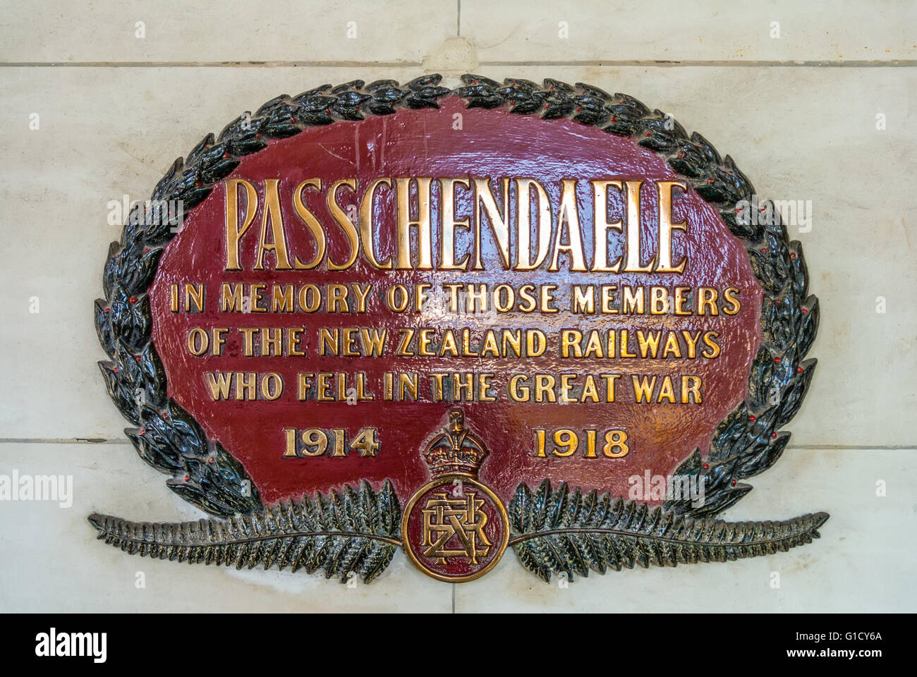 Il Passchendaele targa commemorativa a Dunedin stazione ferroviaria, Nuova Zelanda. Foto Stock