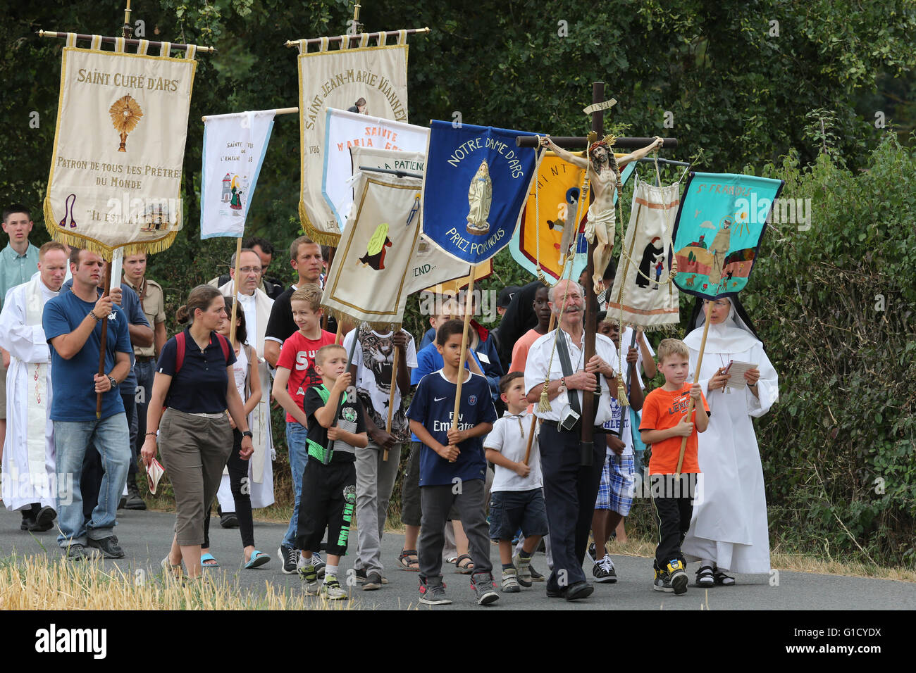 Ars-sur-Fromans. Sanctuary-Shrine di Giovanni Maria Vianney (il Curato d Ars). Processione. Pellegrini. La Francia. Foto Stock