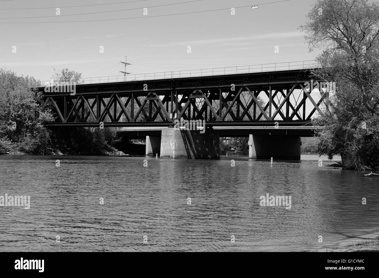 Ferrovia traliccio ponte sopra il fiume Fox nel nord dell'Illinois. Foto Stock