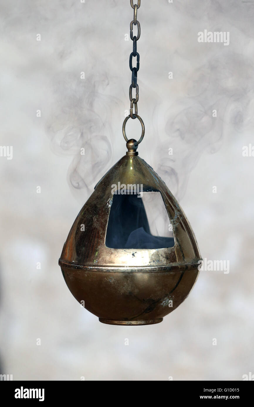 Thurible with incense immagini e fotografie stock ad alta risoluzione -  Alamy