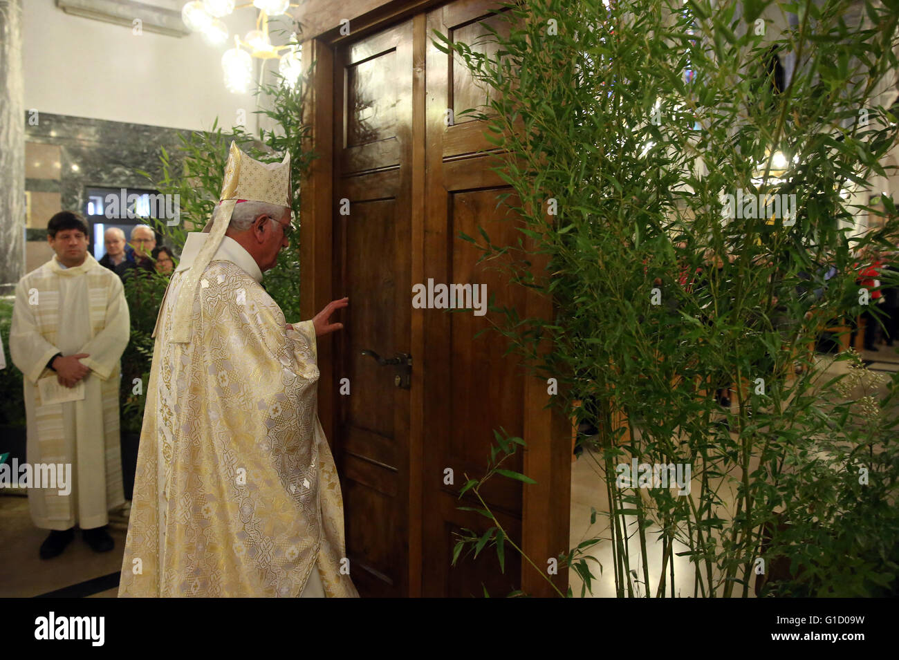 La Basilica della Visitazione. Anno Santo della misericordia. Il rito di apertura della porta della Misericordia. Annecy. La Francia. Foto Stock