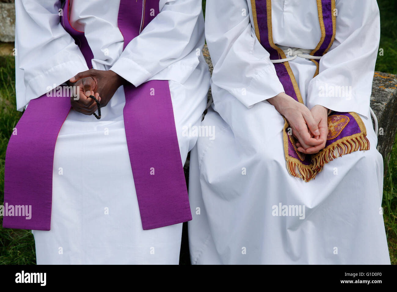 I sacerdoti cattolici. Jambville. La Francia. Foto Stock