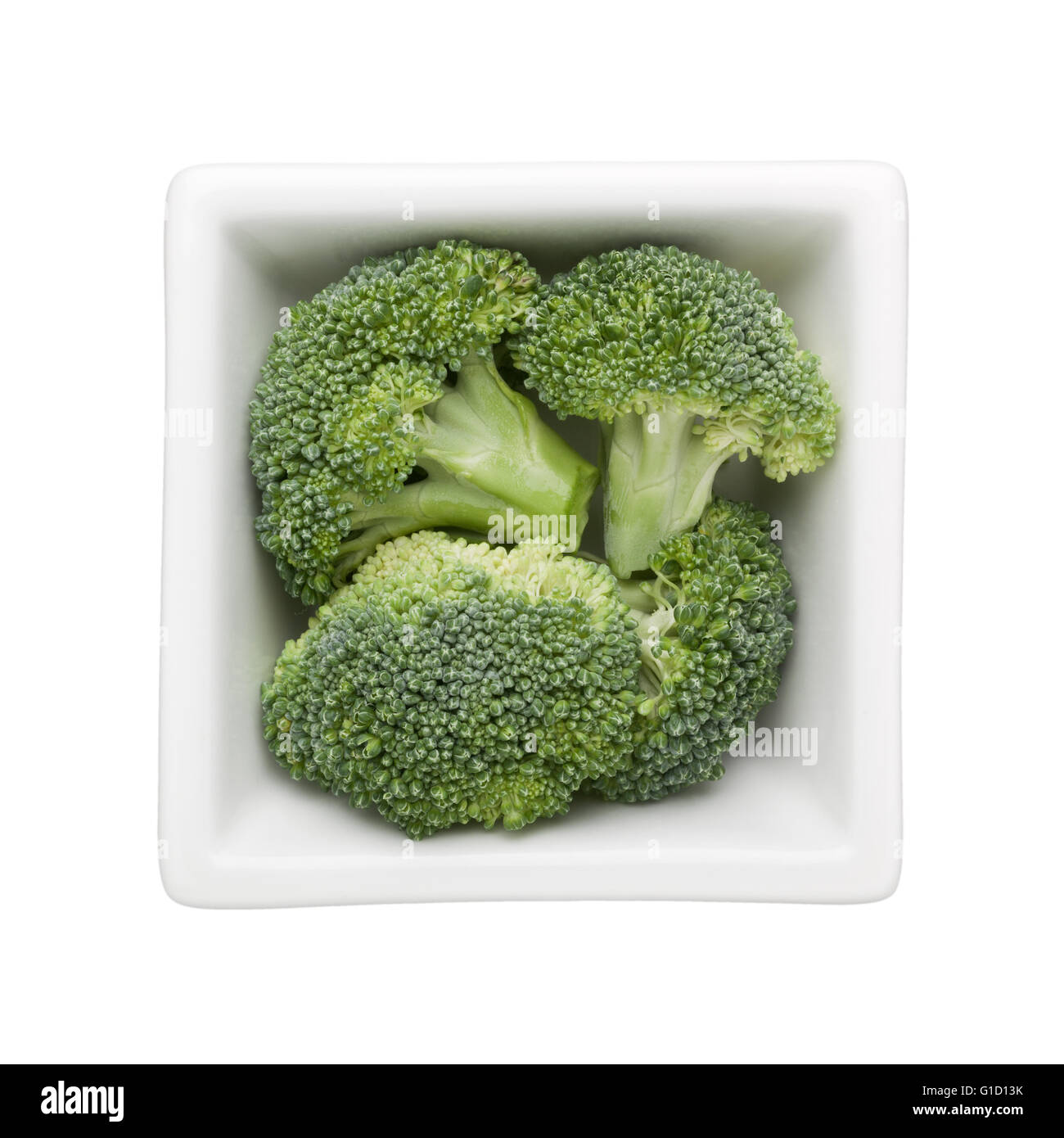 Broccoli in un recipiente quadrato isolato su sfondo bianco Foto Stock
