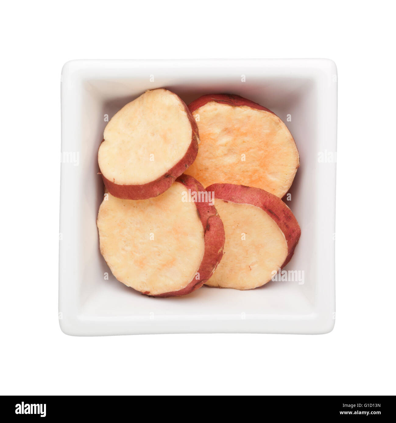 La patata dolce in un recipiente quadrato isolato su sfondo bianco Foto Stock
