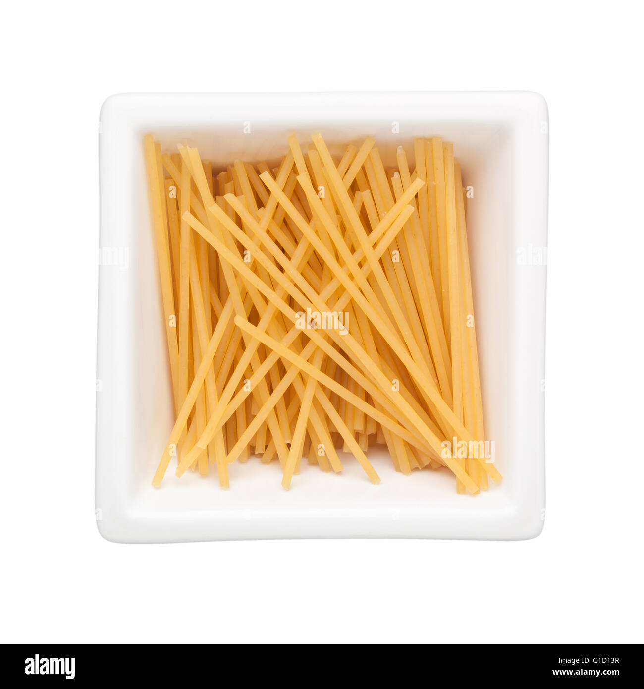 Spaghetti in un recipiente quadrato isolato su sfondo bianco Foto Stock