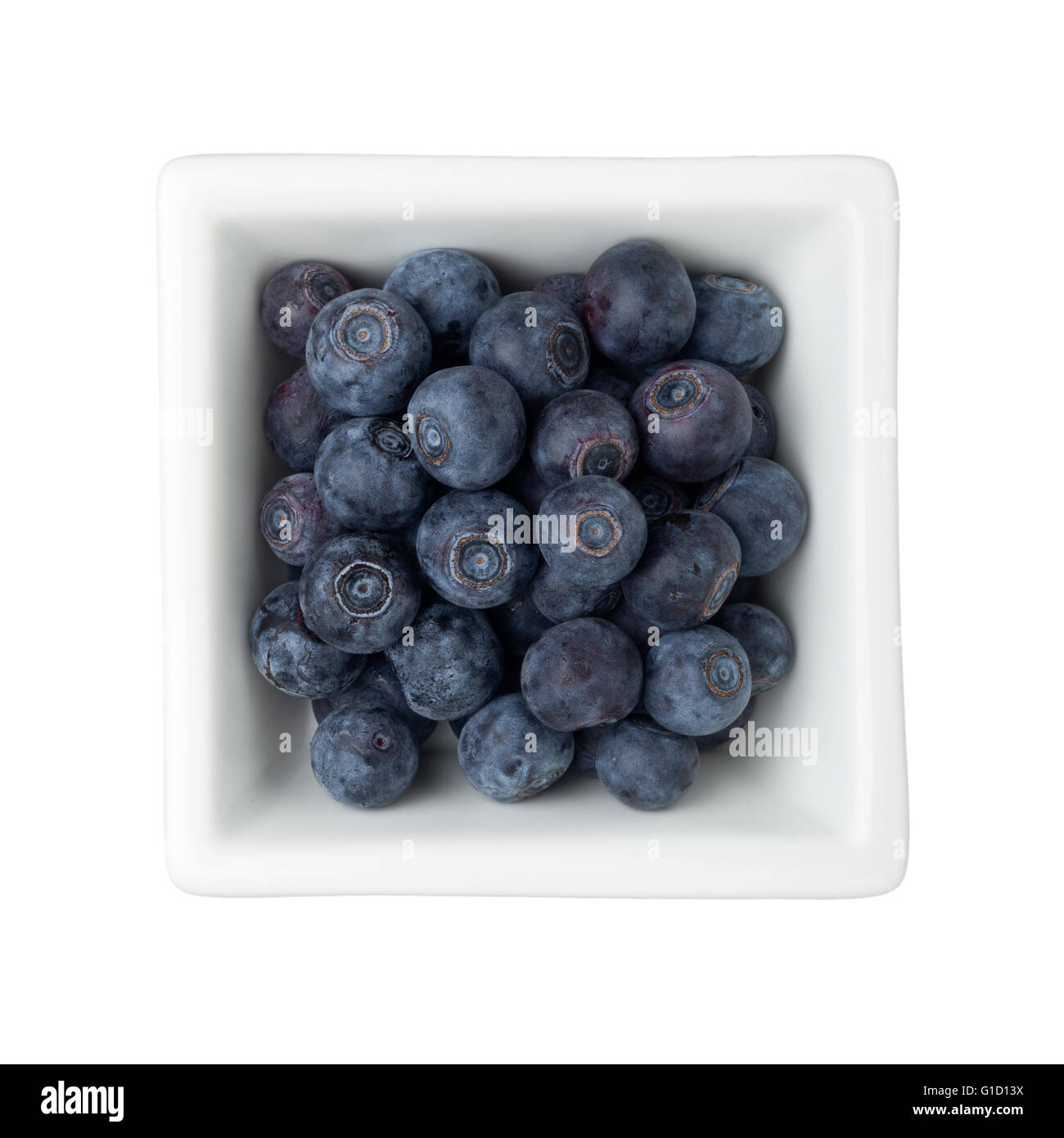 I mirtilli in una ciotola quadrata isolati su sfondo bianco Foto Stock