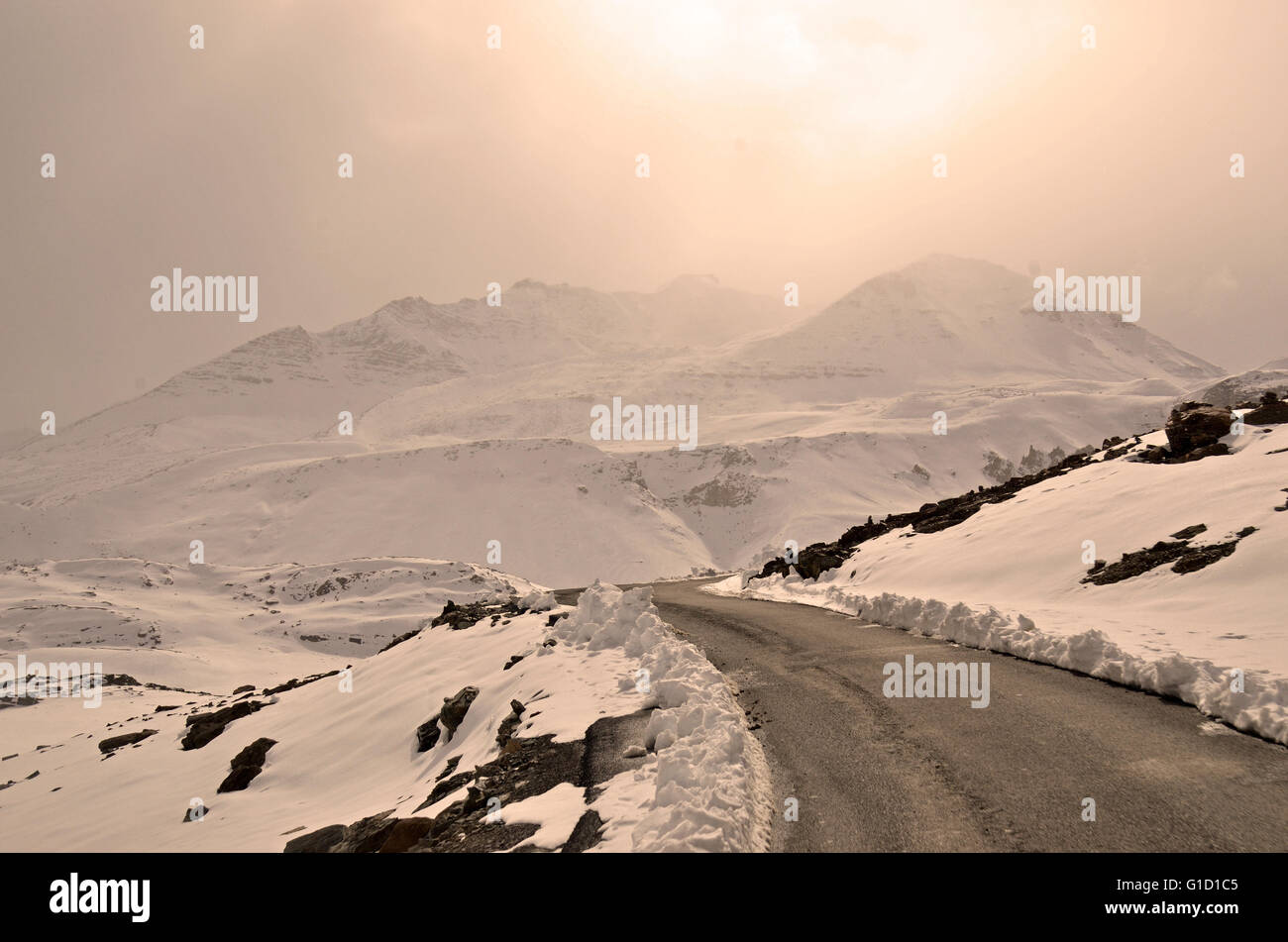 Barlacha La pass a 16.000 piedi sopra il livello del mare, su Manali-Leh autostrada, Lahaul, Himachal Pradesh, India Foto Stock