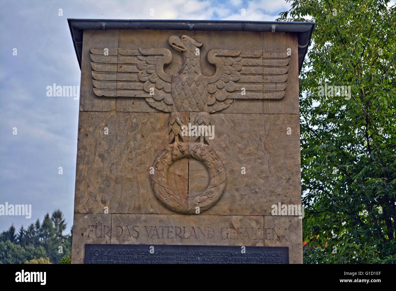 Mondo tedesco War Memorial, eretta 1935, nella Saar. Il mezzo di blocco memorial, compreso il terzo Reich Eagle. Foto Stock