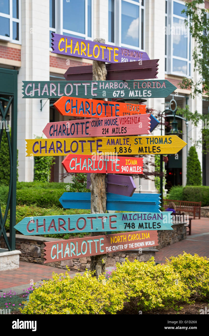 Charlotte, North Carolina - Segni in un parco uptown punto per altre città di nome Charlotte. Foto Stock