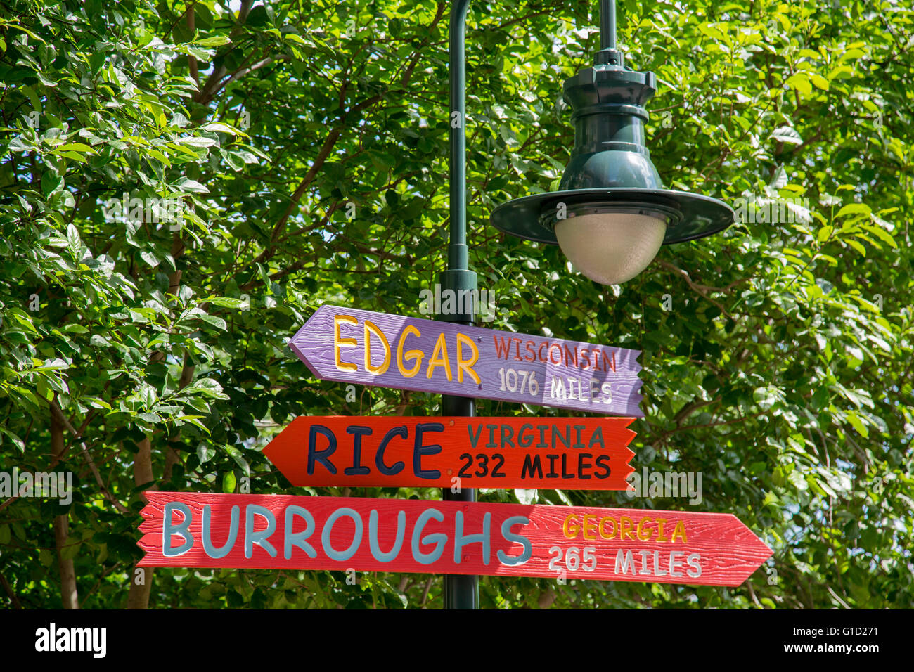 Charlotte, North Carolina - Segni in un parco della città punto per altre città di precisare il nome dello scrittore Edgar Rice Burroughs. Foto Stock