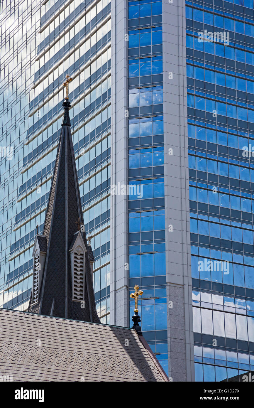 Charlotte, North Carolina - Il campanile di San Pietro la Chiesa cattolica e la Duke Energy torre dell'ufficio. Foto Stock