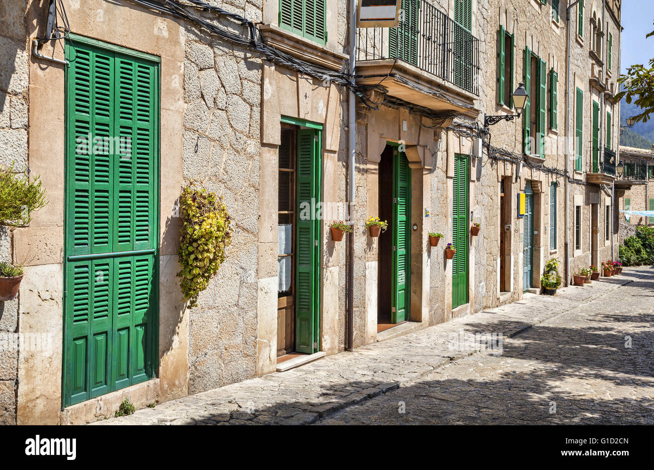 Edificio con porte verdi e persiane nel villaggio montano di Valldemosa, Maiorca, SPAGNA Foto Stock