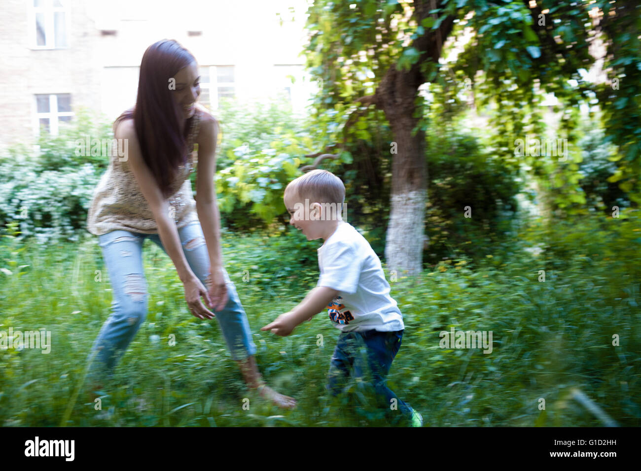 Madre e figlio in un parco Foto Stock