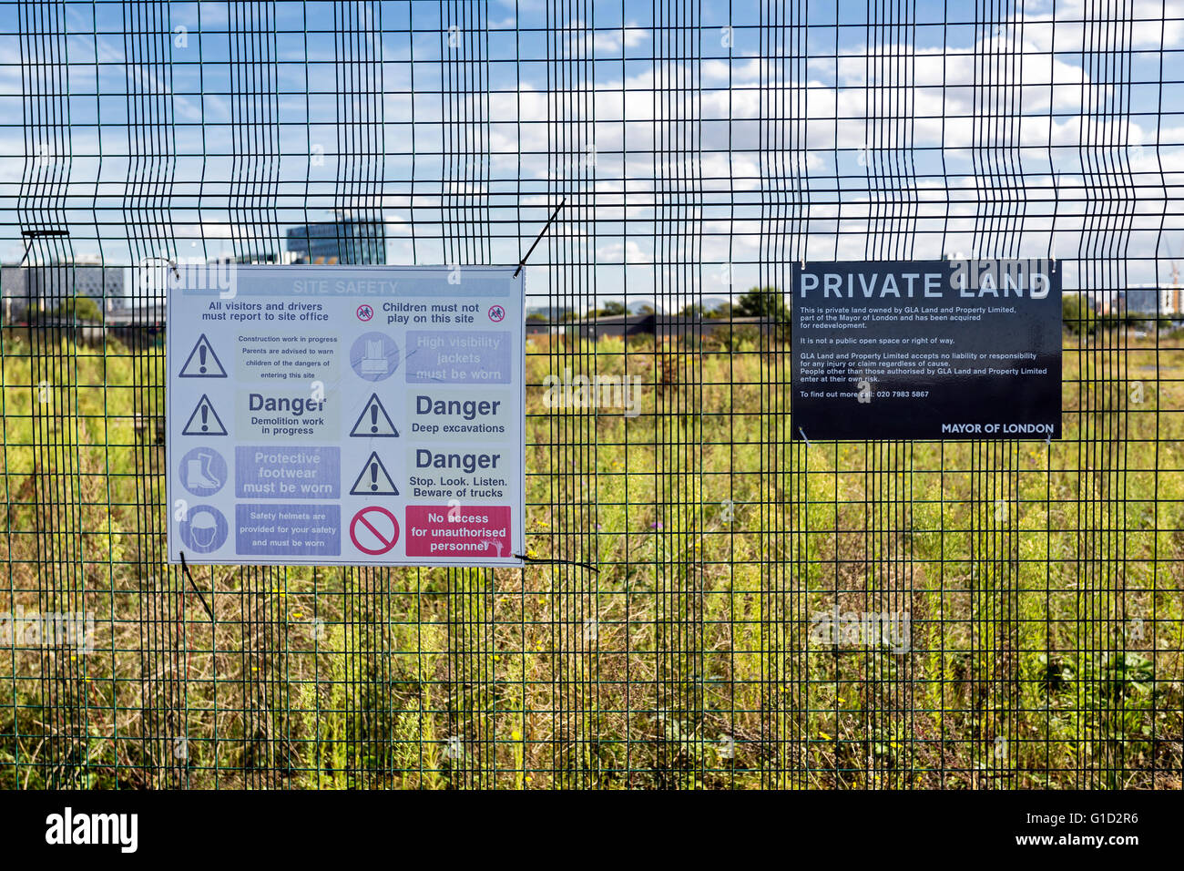 Recinzione in acciaio a protezione di una terra privata a Londra Foto Stock