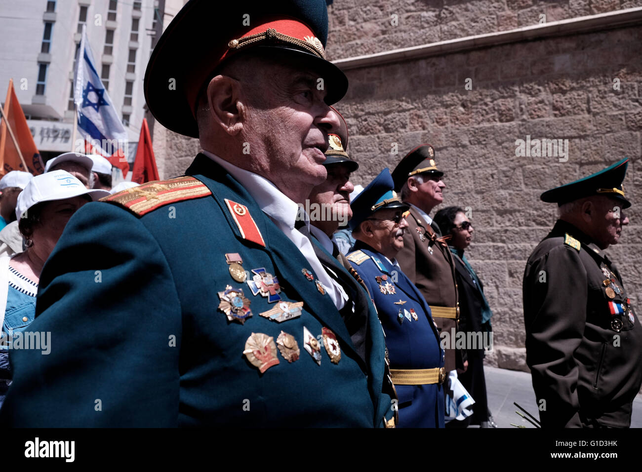 I veterani ebrei sovietici della seconda guerra mondiale con medaglie incappate nelle loro vecchie uniformi prendono parte a una parata in onore di 71 anni dalla vittoria degli alleati sulla Germania nazista nel centro di Gerusalemme Israele Foto Stock