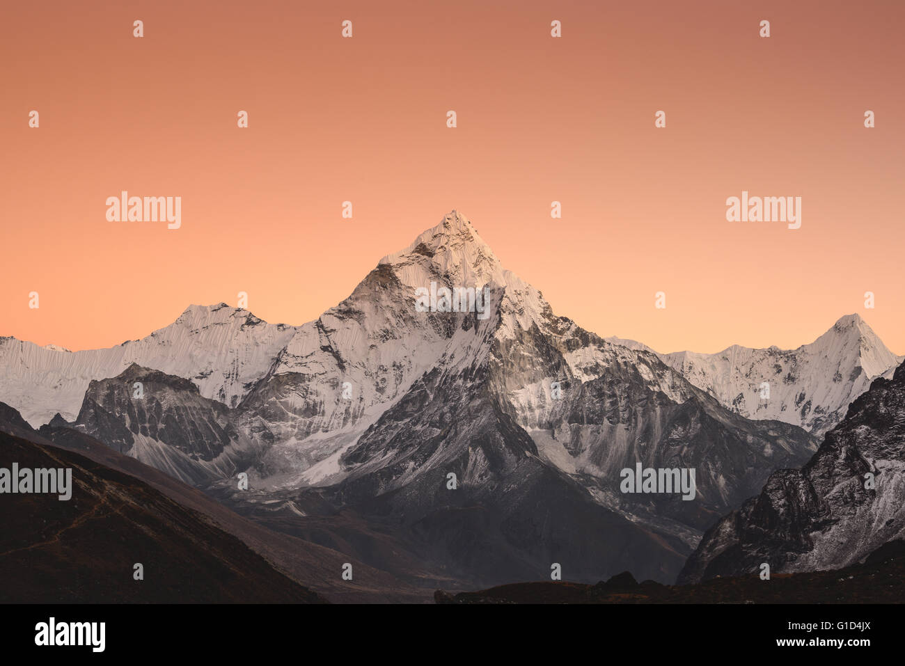 Il tramonto di Ama Dablam in villaggio Dzongla, Nepal Foto Stock