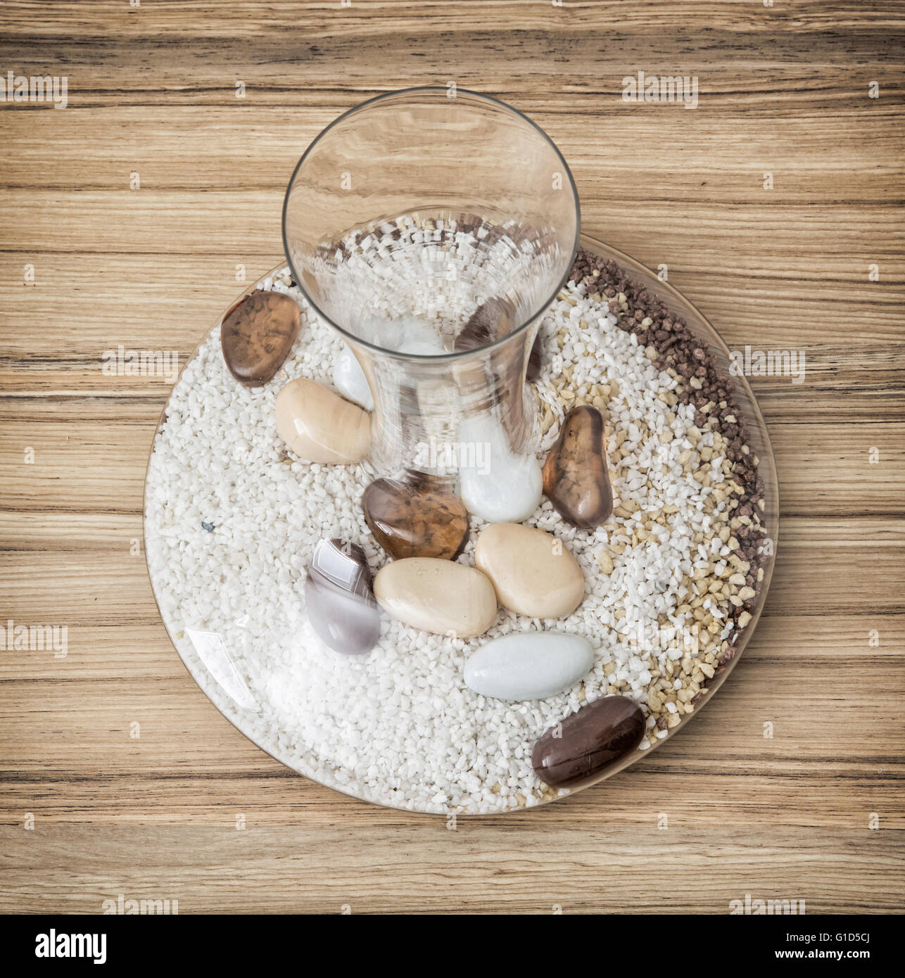 Elegante vaso di vetro pieno di pietre decorative sullo sfondo di legno.  Decorazione di interni. Tema Spa Foto stock - Alamy