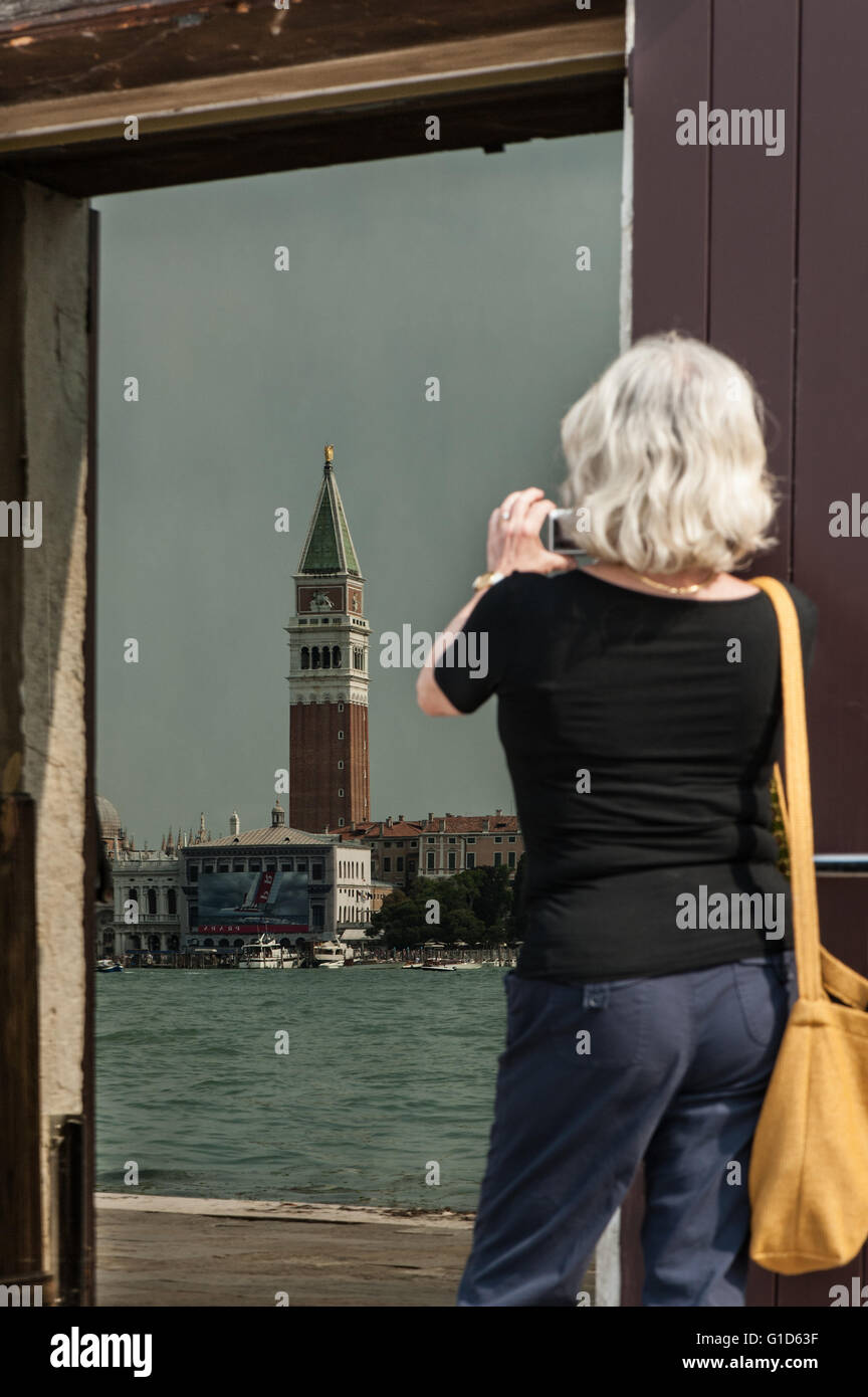 Guardando verso Venezia il Campanile - una immagine riflessa Foto Stock