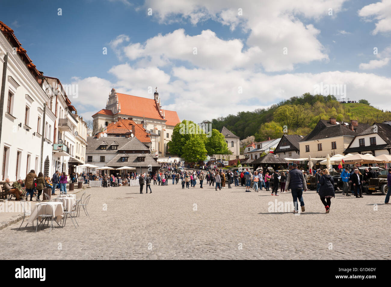 Giorno di maggio picnic in Kazimierz Dolny presso la piazza del mercato, Polonia, Europa, lontano la Chiesa Parrocchiale di San Giovanni Battista. Foto Stock