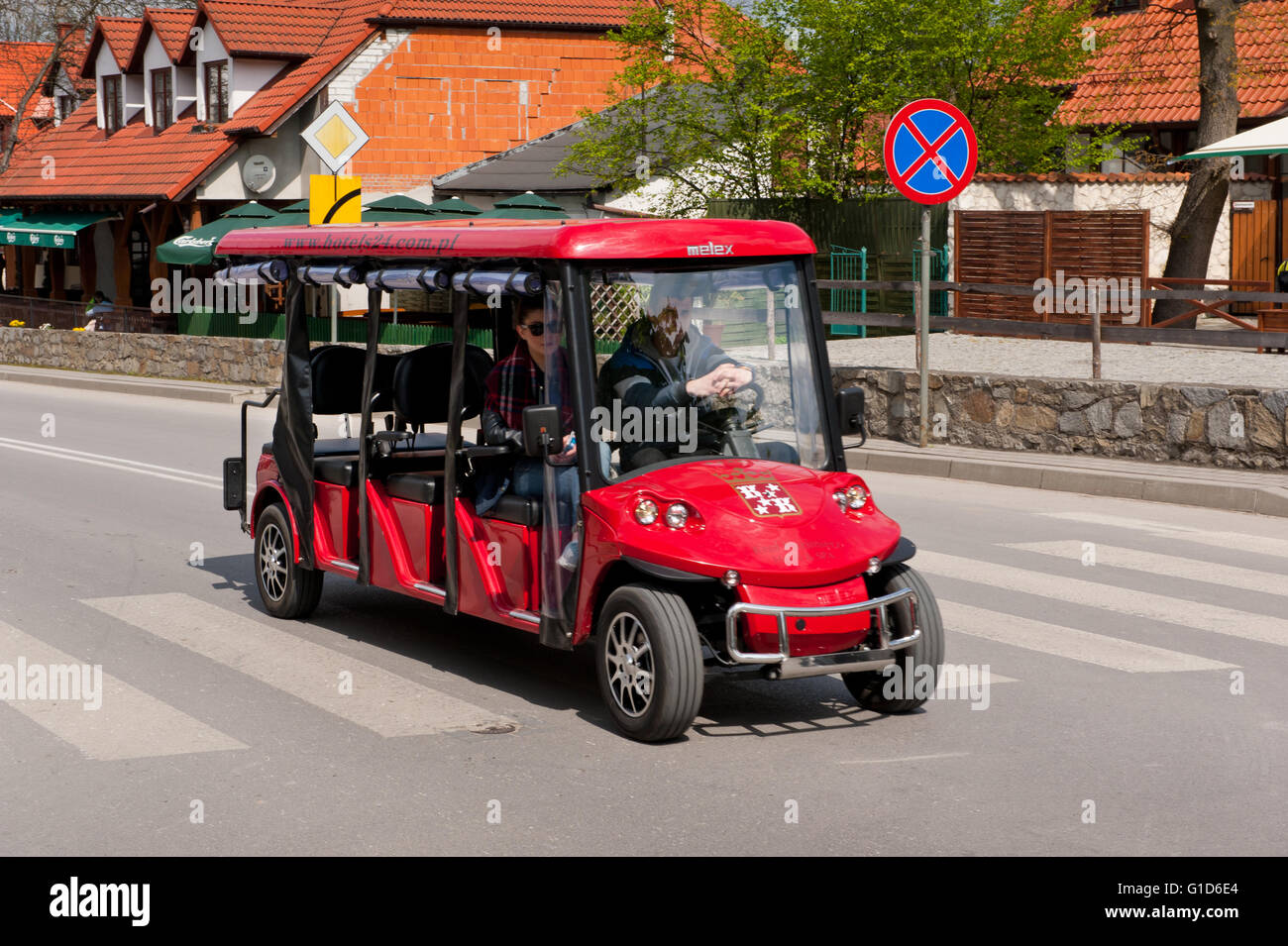 Escursione passeggero melex rosso in Kazimierz Dolny, Polonia, Europa, auto elettrica veicolo con passeggero tenuto un breve viaggio. Foto Stock