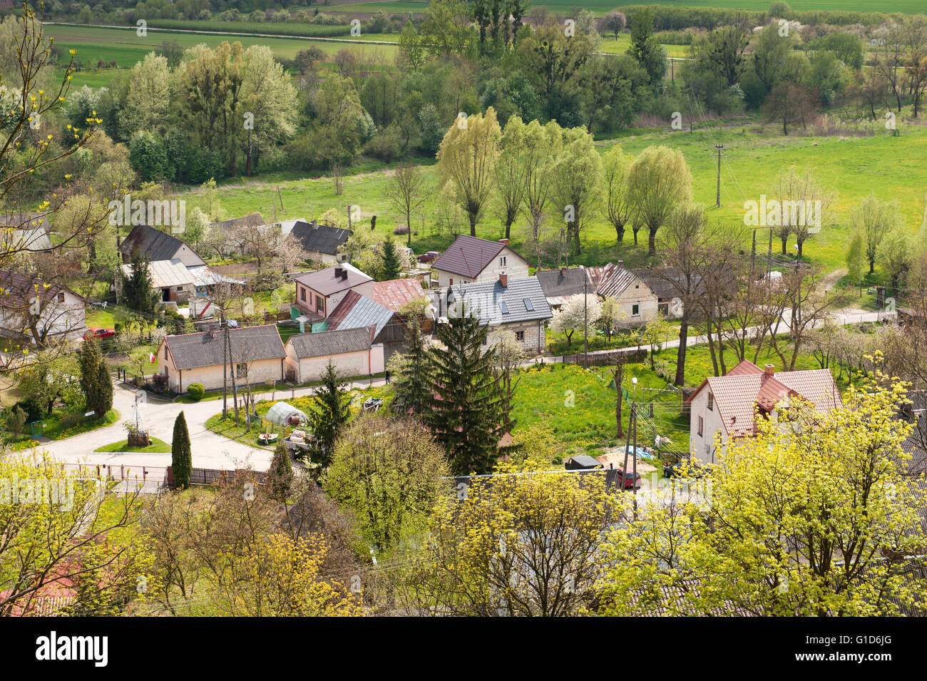 Paesaggio di villaggio vista dal Castello Janowiec hillside, antenna rasserenante scenario rurale e svago attivo il giorno di maggio picnic, Polonia. Foto Stock