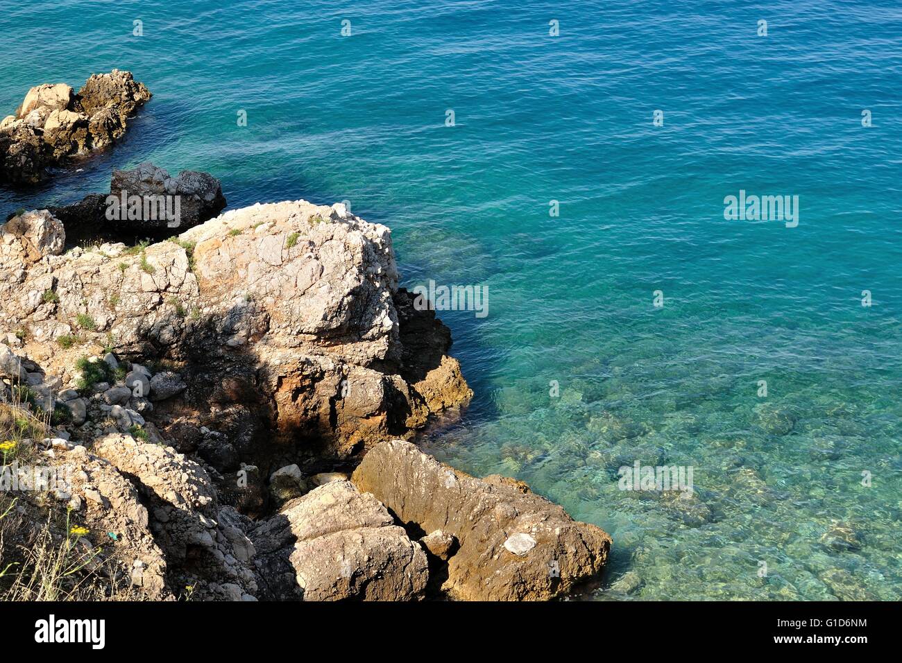 Bellissima spiaggia con grandi pietre in Podgora, Croazia Foto Stock