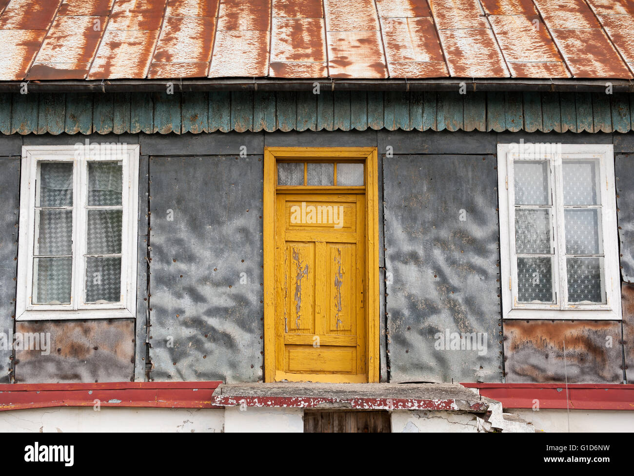 Casa in rovina in Janowiec Village at Lubelska Street, vecchia casa spiovente closeup, la proprietà privata esterno dell'edificio. Foto Stock