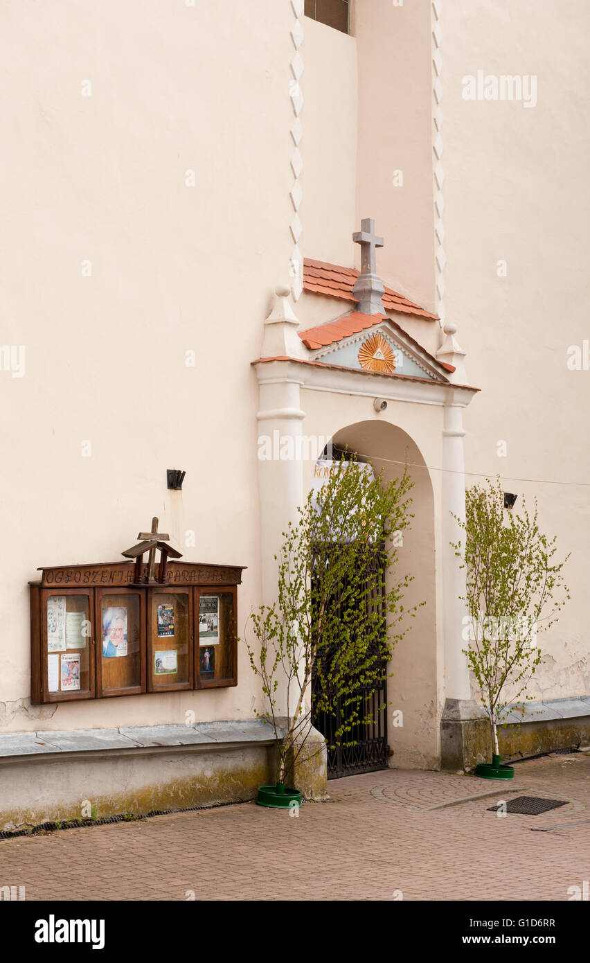 Chiesa display informativo armadio in Janowiec village, Polonia, Europa, vetrina in legno con pianificazione di massa e le notizie della scheda info Foto Stock