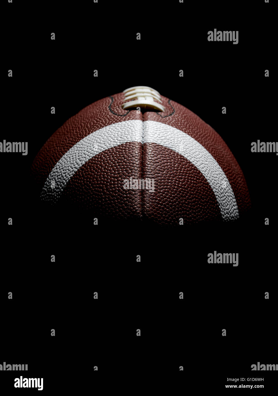 Il Football americano su nero Foto Stock