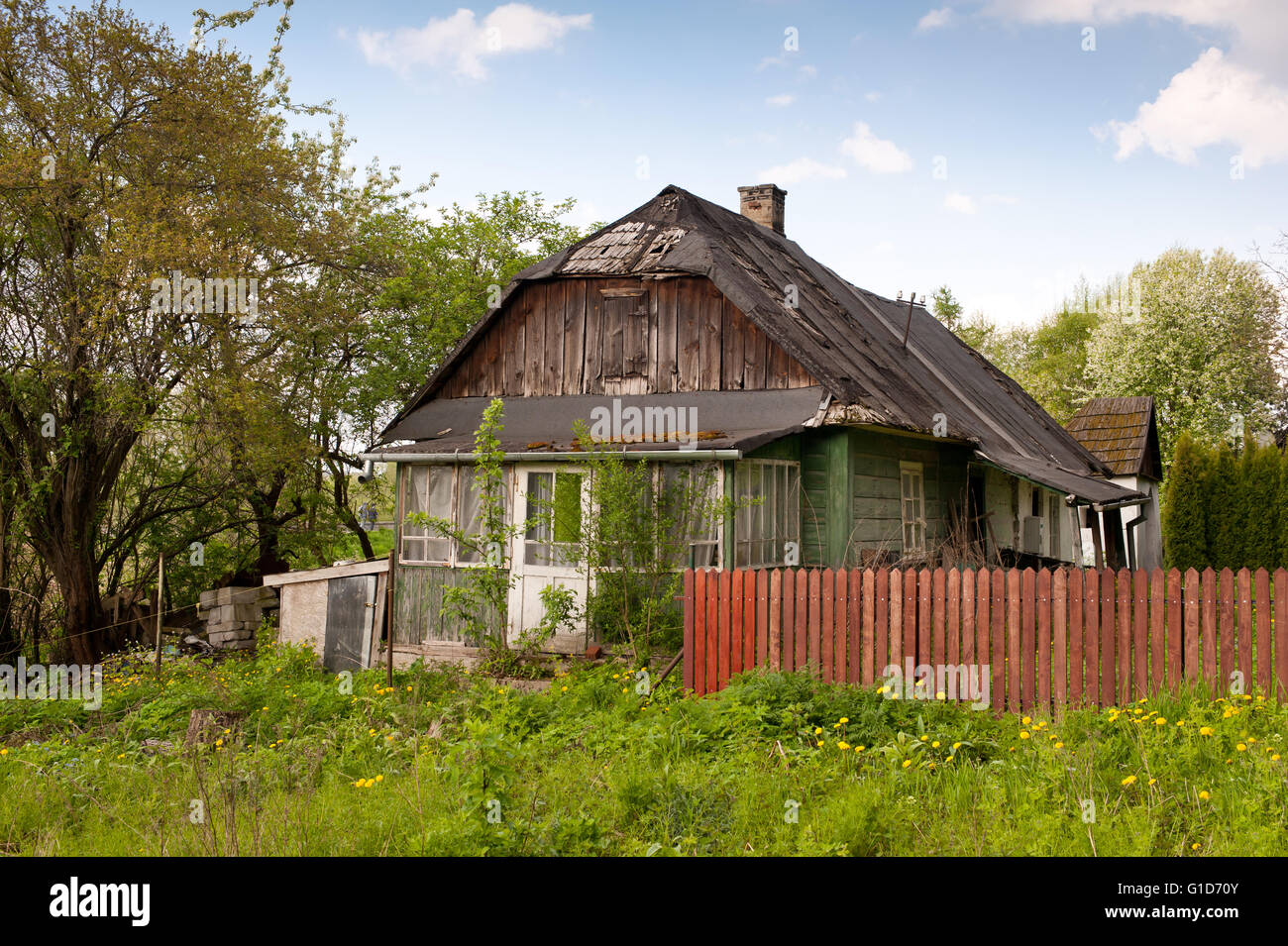 Casa decrepita in Kazimierz Dolny, Polonia, Europa lorn proprietà privata esterno nel paesaggio naturale, fatiscente casa in legno. Foto Stock