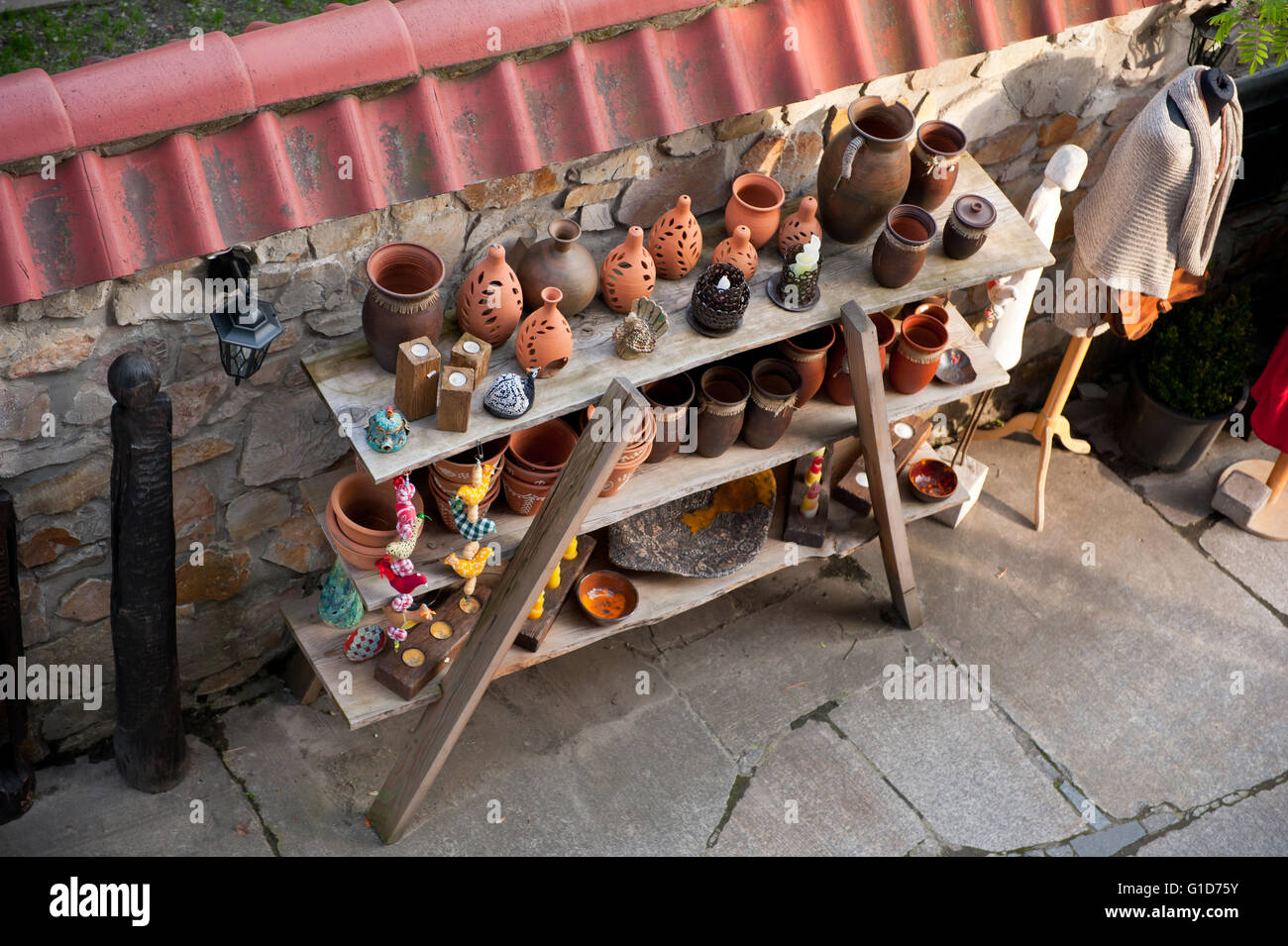 Arte in Terracotta souvenir shop esterno in Kazimierz Dolny, Polonia, Europa, bohemian turistico destinazione di viaggi ed escursioni turistiche. Foto Stock