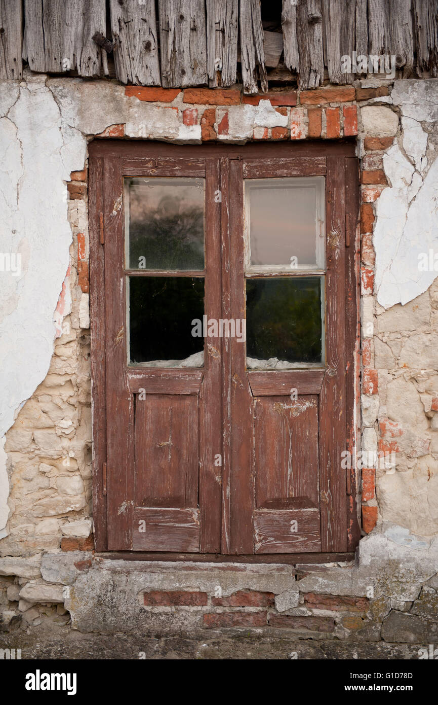 Casa abbandonati porte in legno Kazimierz Dolny, Polonia, Europa, sconsolato proprietà privata esterno, edificio fatiscente all'aperto. Foto Stock