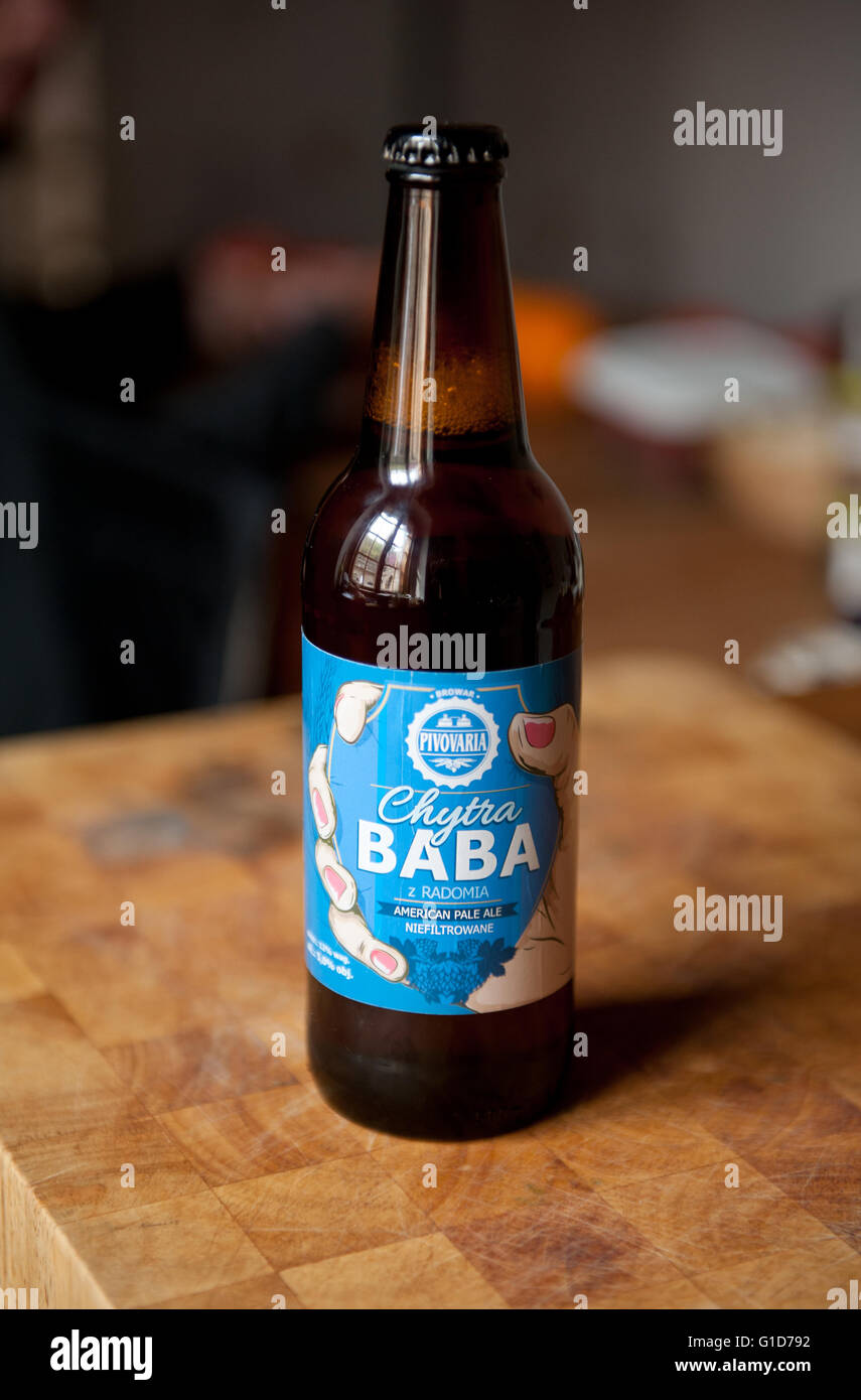 Chytra Baba la birra in bottiglia, American Pale Ale in stile oggetto di alcool dalla birreria Pivovaria da Radom in Polonia, Europa, una birra. Foto Stock