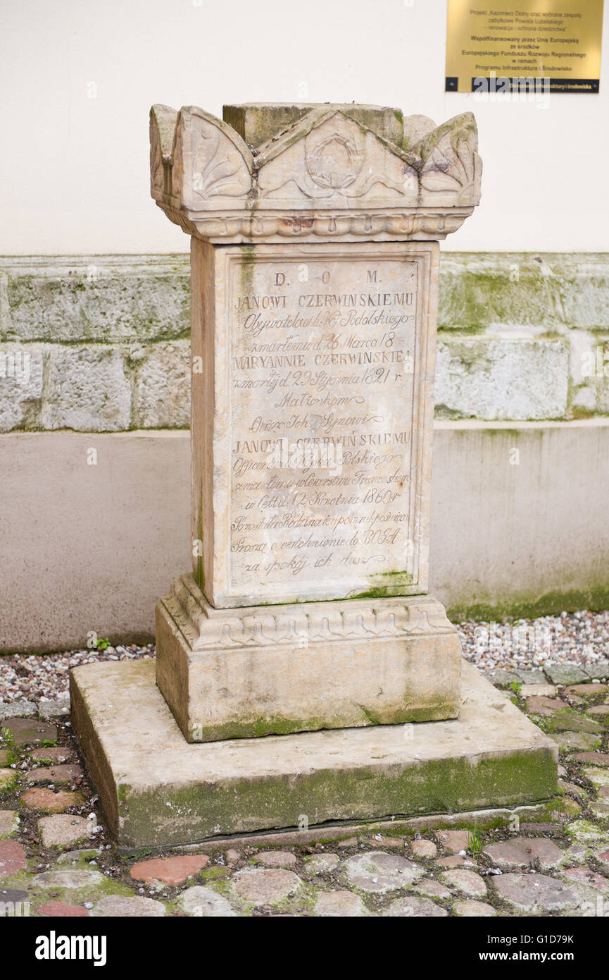 Famiglia Czerwinski lapide monumentale, una lapide commemorativa nella chiesa parrocchiale courtyard di Kazimierz Dolny, Polonia. Foto Stock
