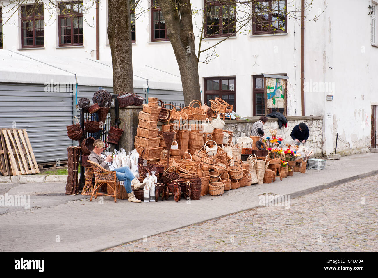 Cestini di vimini stallholder al bazaar di Kazimierz Dolny, Polonia, Europa, bohemian turistico destinazione di viaggi ed escursioni turistiche. Foto Stock