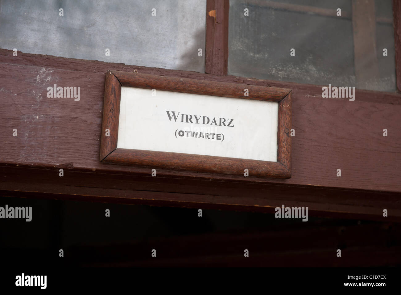 Aprire un quadrangolo informazioni sopra le porte, ingresso al chiostro cortile con giardino, polacco Wirydarz, Sagrato della Chiesa in Polonia. Foto Stock