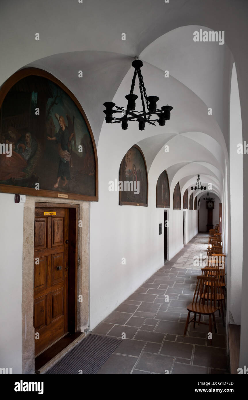 Porta della sacrestia nel chiostro monastico del quadrangolo, patio che circonda un piacere giardino, hall all'interno del sagrato della Chiesa in Polonia. Foto Stock