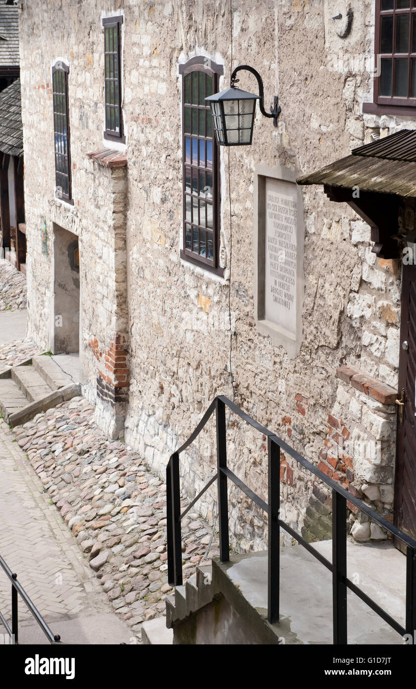 Parete sinagoga ebrei lapide, commemorazione di tablet con iscrizione in calcare esterno dell'edificio vicino al Maly Rynek Foto Stock