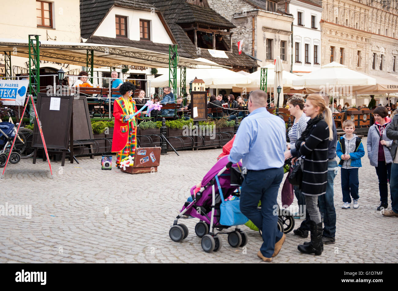 Clown in Kazimierz Dolny presso la piazza del mercato, in Polonia, in Europa, i genitori con bambini guardare l'artista performer clown Foto Stock