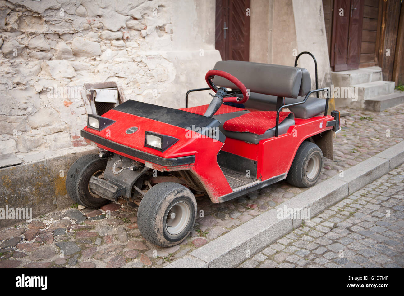 Red melex veicolo parcheggiato in Kazimierz Dolny, Polonia, Europa, Vuota carrello elettrico veicolo in attesa per un breve viaggio di piacere. Foto Stock