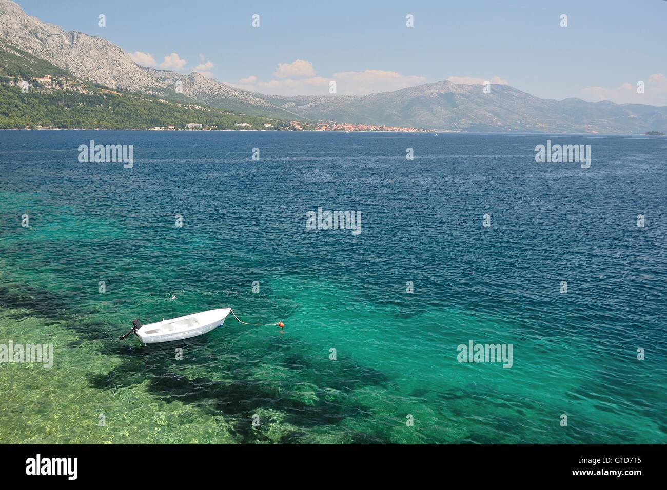 Piccola pesca solitaria barca solo flottante sul mare adriatico nella spiaggia di Korcula Croazia Foto Stock