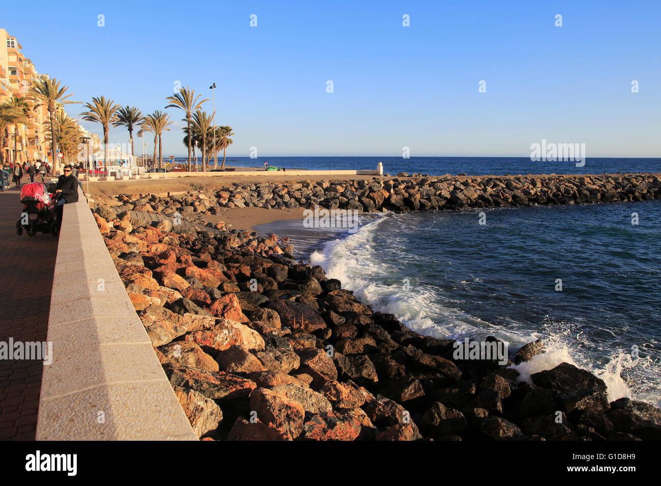 Armatura di roccia le difese di mare, la spiaggia e il lungomare appartamenti città di Almeria, Spagna Foto Stock