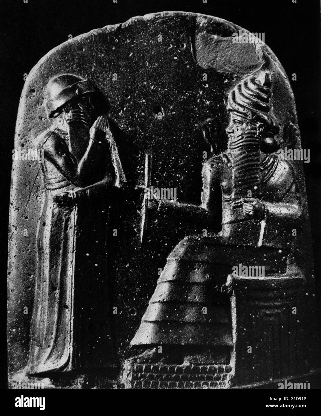 Dettagli dalla stele di Hammurabi che mostra il re ricevere insegne regali da Shamash. Hammurabi è stato il sesto re della prima dinastia babilonese. Datato 1792-1750 A.C. Foto Stock