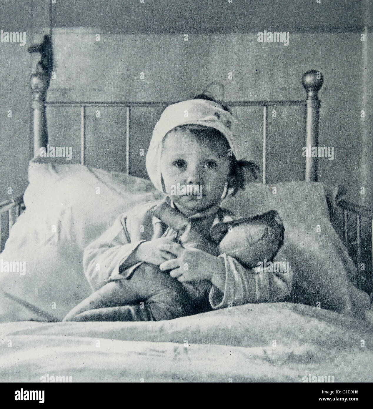 Tre-anno-vecchio Eileen Dunne, vittima del London Blitz, in ospedale, 1940 da Cecil Beaton 1904-1980. Foto Stock