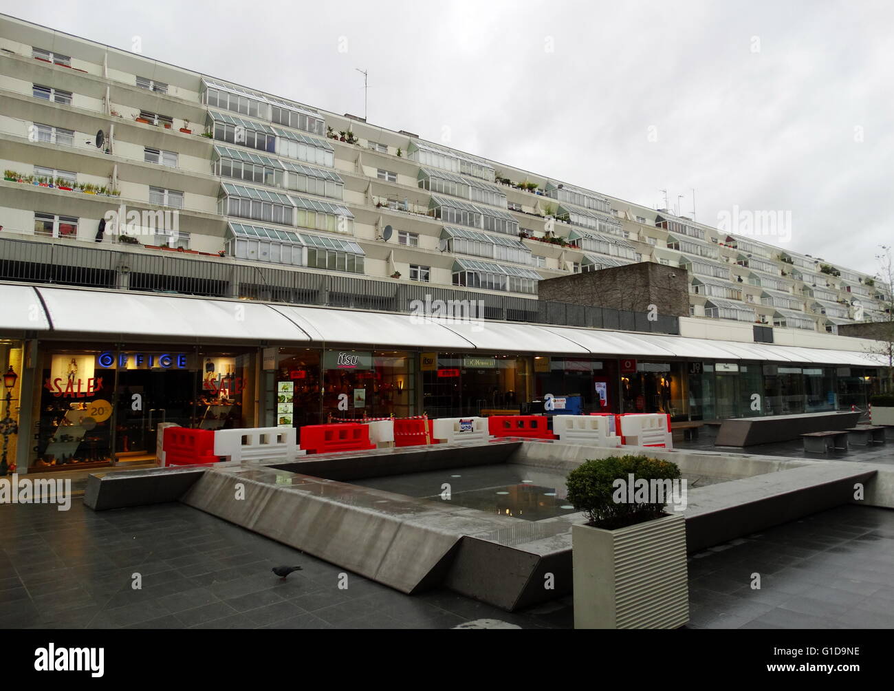 Il Brunswick Centre è un Il Grade ii Listed, residenziale e centro shopping nel quartiere di Bloomsbury, Camden, London, England, progettato da Patrick Hodgkinson nella metà degli anni sessanta. Foto Stock