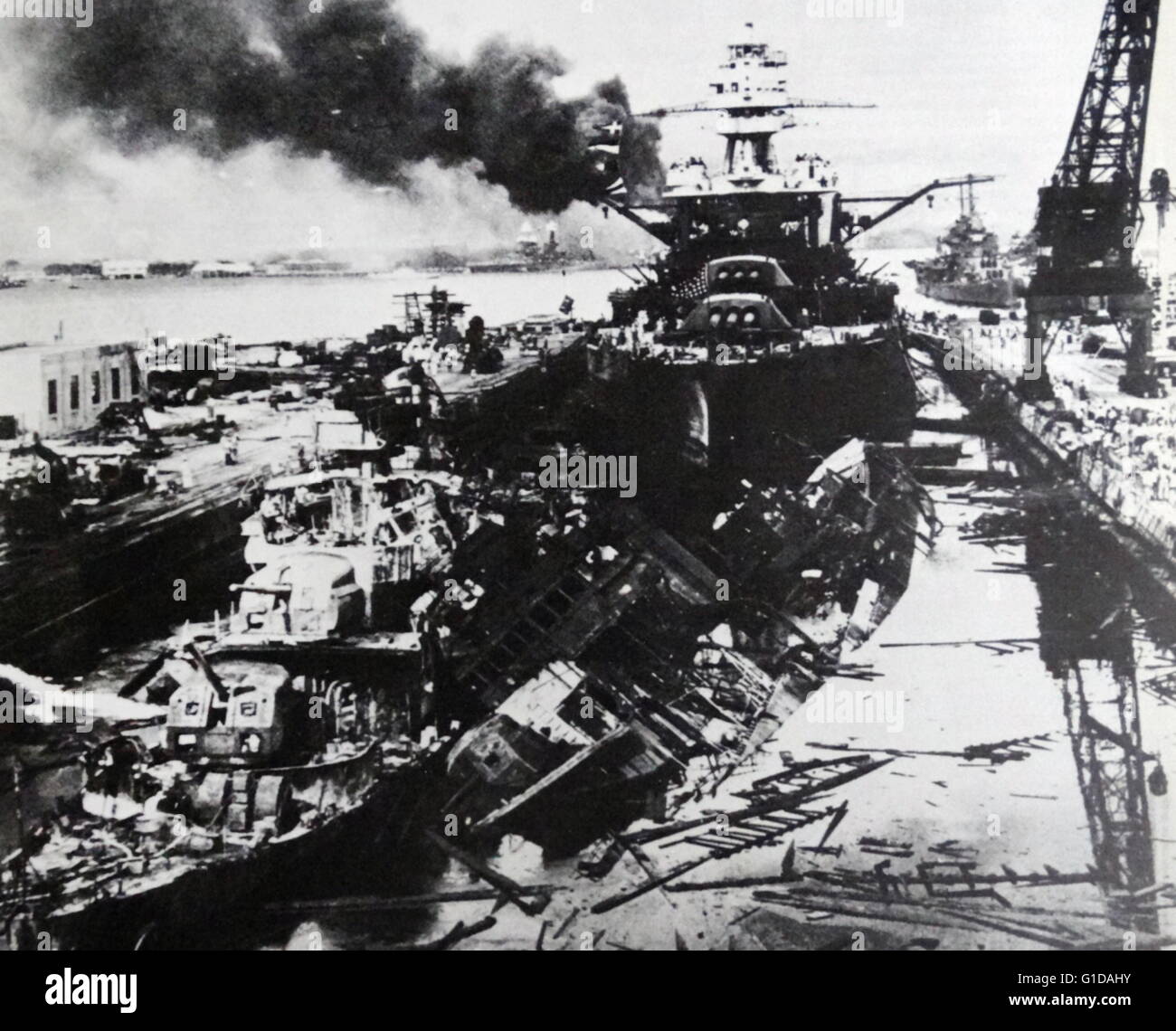 USS Pennsylvania, dietro il relitto della USS Downes e USS Cassin dopo l'attacco di Pearl Harbor. sorpresa sciopero militare dall'Imperiale Marina Giapponese contro gli Stati Uniti base navale a Pearl Harbor, nel territorio degli Stati Uniti delle Hawaii, la mattina del 7 dicembre 1941. L'attacco portato negli Stati Uniti' entrata in guerra mondiale II. Foto Stock