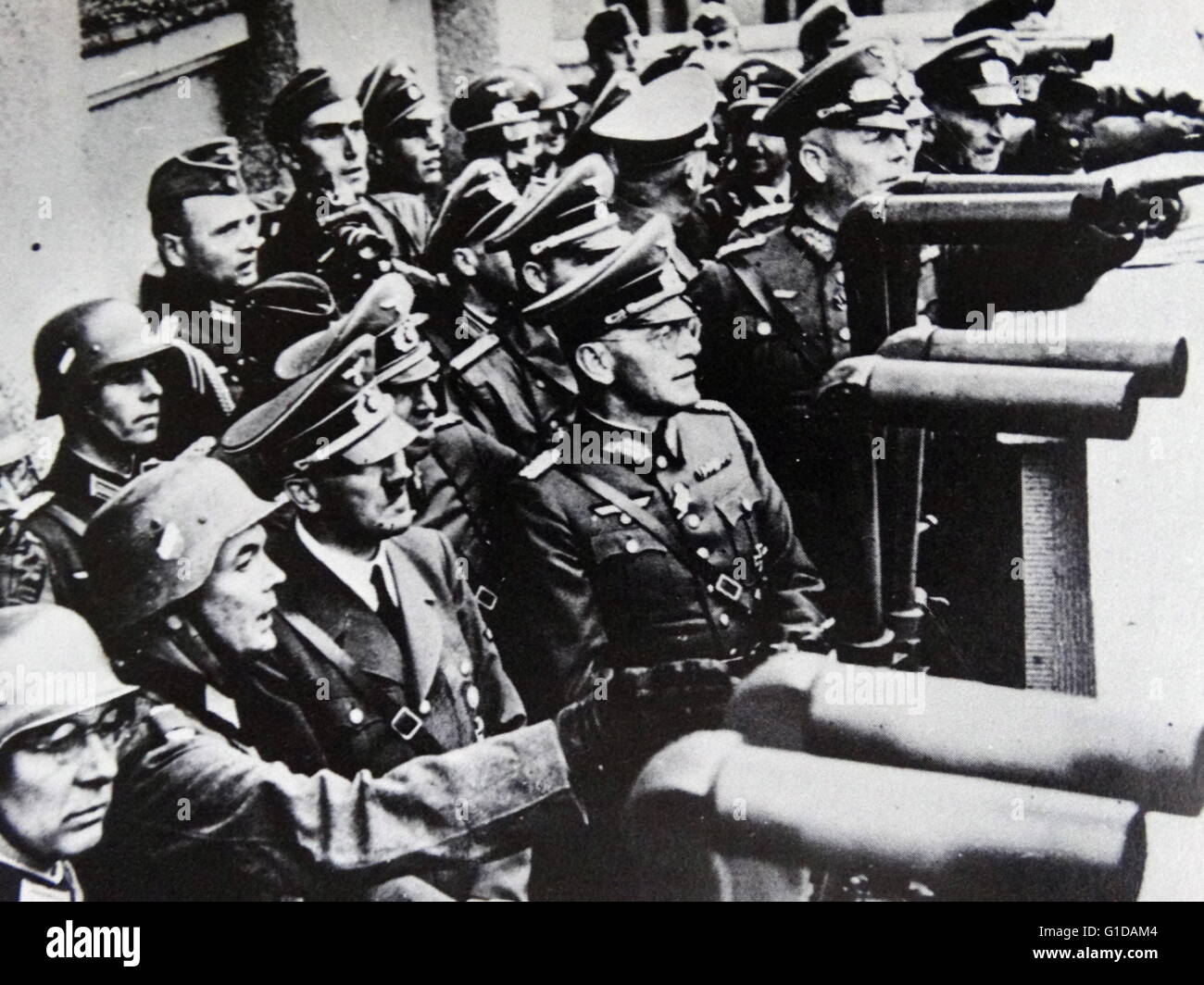 Hitler viste le passate dall'esercito tedesco sul capitale polacca città di Varsavia 1939 Foto Stock