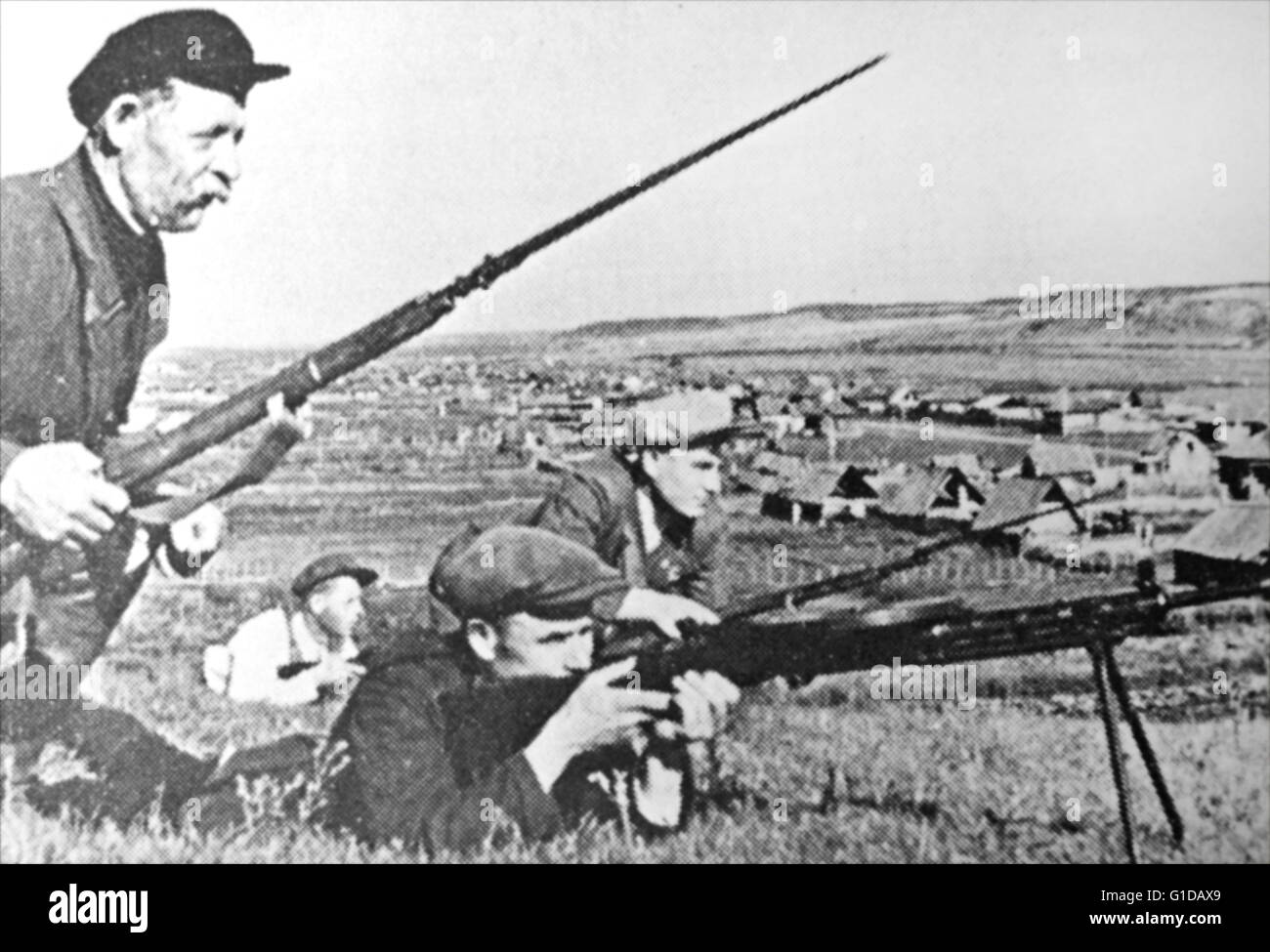 Agendo sulla parte posteriore dei tubi anteriori, i partigiani sovietici erano una minaccia costante per le linee di comunicazione della Wehrmacht. Foto Stock