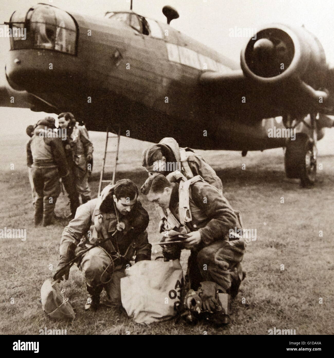 B-17 bombardieri rientrato da una missione in Germania. Foto Stock