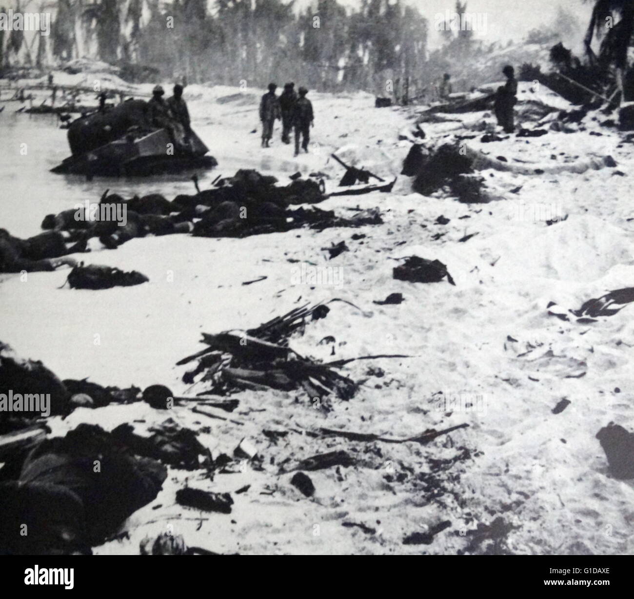 Marines land dell'atollo di Tarawa, il 20 novembre 1943. Dopo tre giorni di sanguinosi combattimenti, i giapponesi sono stati frantumati a costo di mille morti e 2000 feriti gravemente. Foto Stock